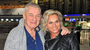 Heinz Hoenig und Ehefrau Annika Kärsten-Hoenig Anfang des Jahres 2024 im Rahmen seiner Teilnahme am RTL-Format "Ich bin ein Star - Holt mich hier raus" am Flughafen. (the/spot)