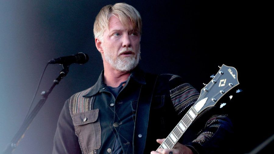 Sänger Josh Homme, hier bei Rock am Ring 2024, muss aufgrund einer Operation eine Tour-Pause einlegen. (lau/spot)