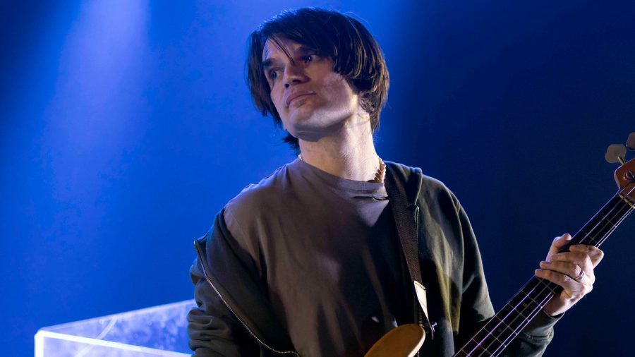 Radiohead-Gitarrist Jonny Greenwood, hier auf der Bühne mit seiner Band The Smile, ist schwer erkrankt. (lau/spot)