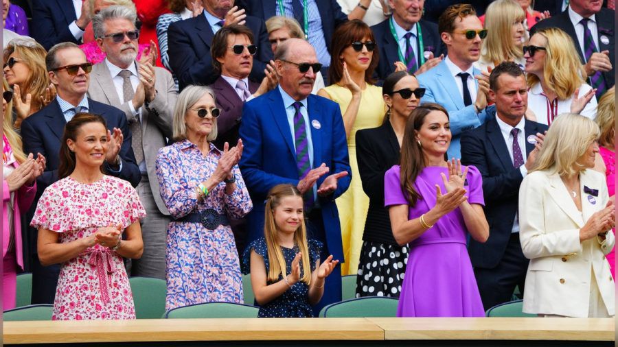 Prinzessin Kate (r.) mit Prinzessin Charlotte und Pippa Middleton (l.) in Wimbledon. Hinter ihnen stehen unter anderem Benedict Cumberbatch (heller Anzug) und Tom Cruise (Mitte). (ili/spot)