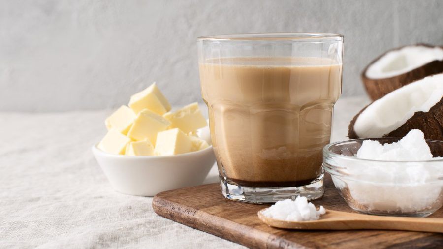 Der Bulletproof Coffee besteht aus Kaffee, Butter und Kokosöl. (che/spot)