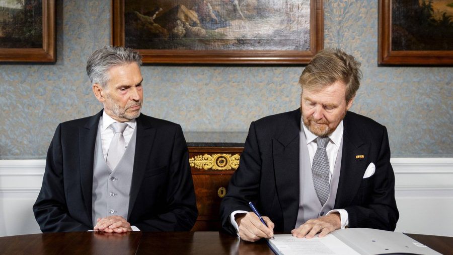 Der neue Ministerpräsident Dick Schoof und König Willem-Alexander haben am 2. Juli beide den Royalen Erlass zur Regierungsbildung unterschrieben. (ae/spot)