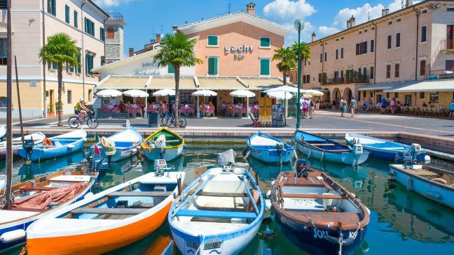 Bardolino gehört zu den beliebtesten Urlaubszielen am Gardasee (ab/spot)