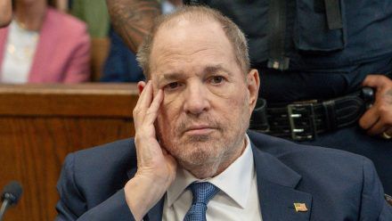 Harvey Weinstein wirkte schon bei seinem Auftritt vor Gericht im Juli 2024 geschwächt. (smi/spot)