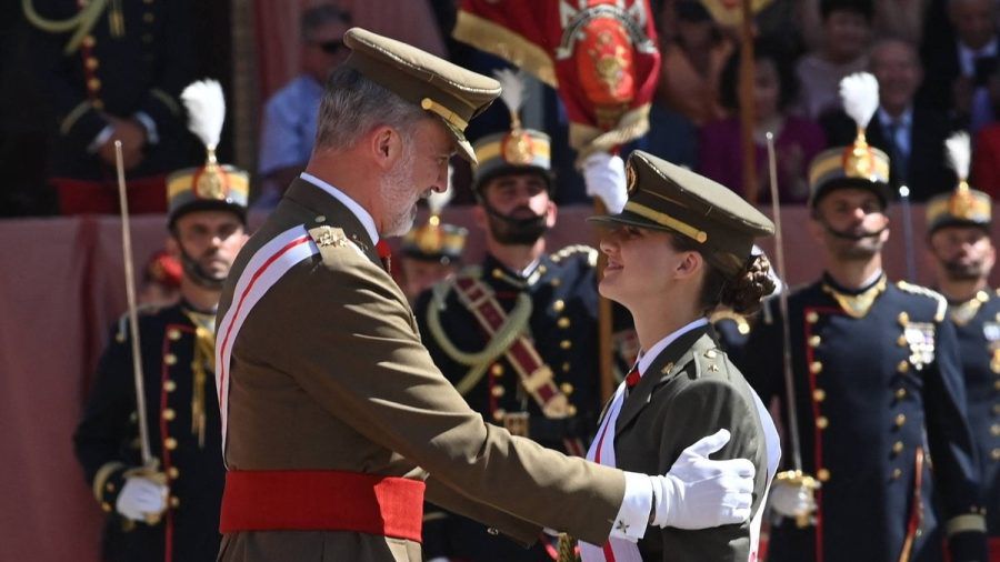 Ein stolzer Vater ehrt seine Tochter: König Felipe von Spanien und Tochter Leonor (dr/spot)