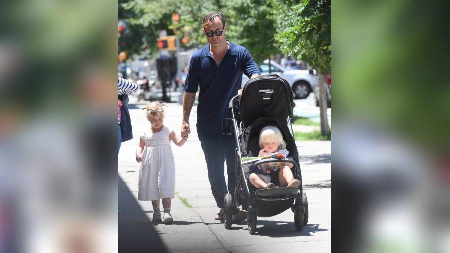 Unterwegs mit seinen beiden jüngsten Kindern: Jude Law (jök/spot)