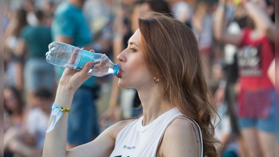 Auf Konzerten und Festivals im Sommer ist es wichtig, ausreichend Wasser zu trinken. (ncz/spot)