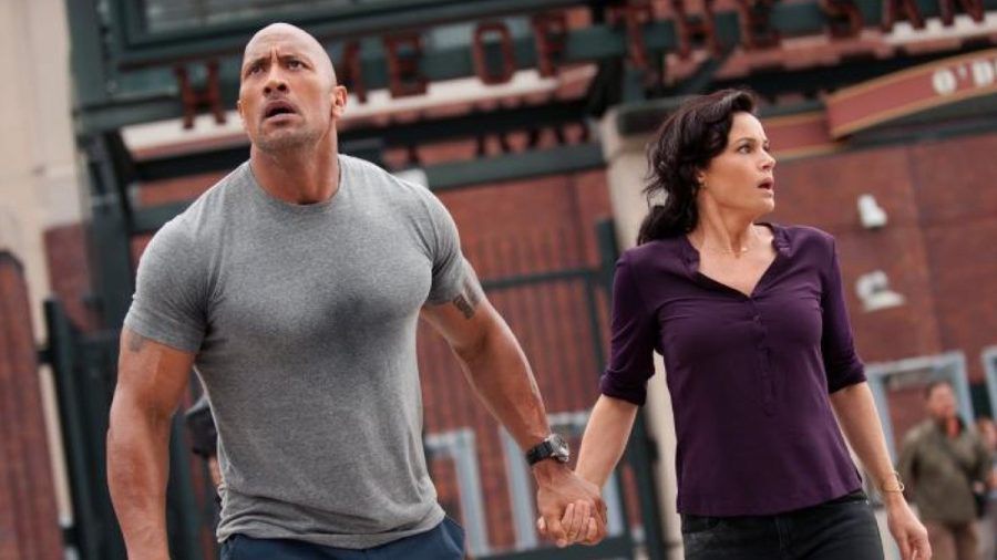 "San Andreas": Ray Gaines (Dwayne Johnson) setzt alles daran, seine Exfrau Emma (Carla Gugino) zu retten. (hub/spot)