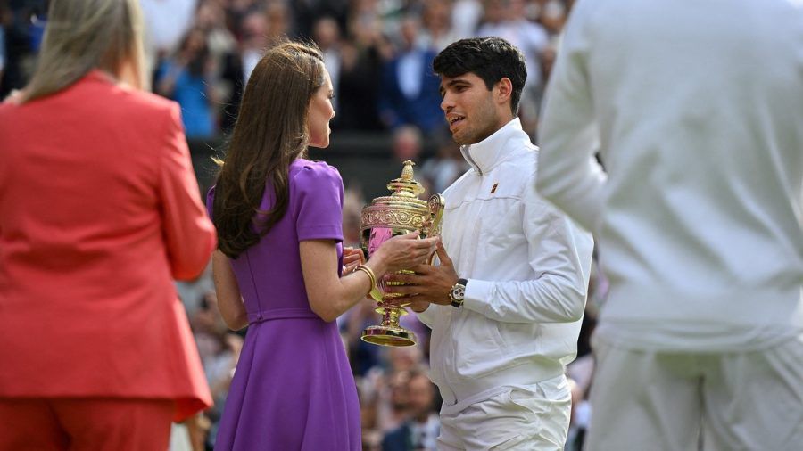 Prinzessin Kate überreicht die Wimbledon-Trophäe an Carlos Alcaraz. (dr/spot)