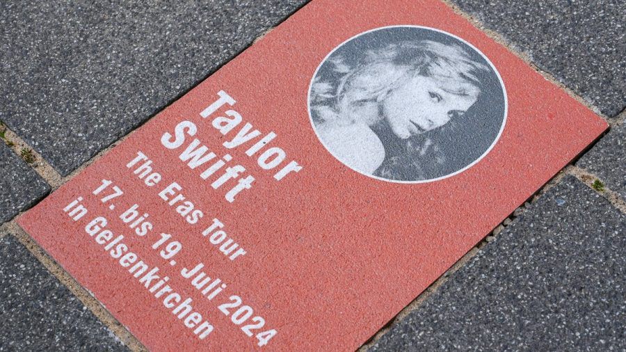 Diese Bodenplatte mit dem Konterfei Taylor Swifts und den Daten ihrer Konzerte in Gelsenkirchen lässt sich temporär auf dem "Walk of Fame" der Stadt finden. (lau/spot)