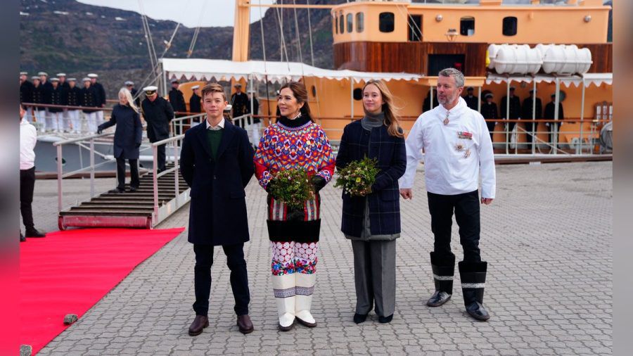 König Frederik und Königin Mary setzten am vierten Tag ihres Grönland-Besuchs auf die traditionelle Nationaltracht. (ym/spot)