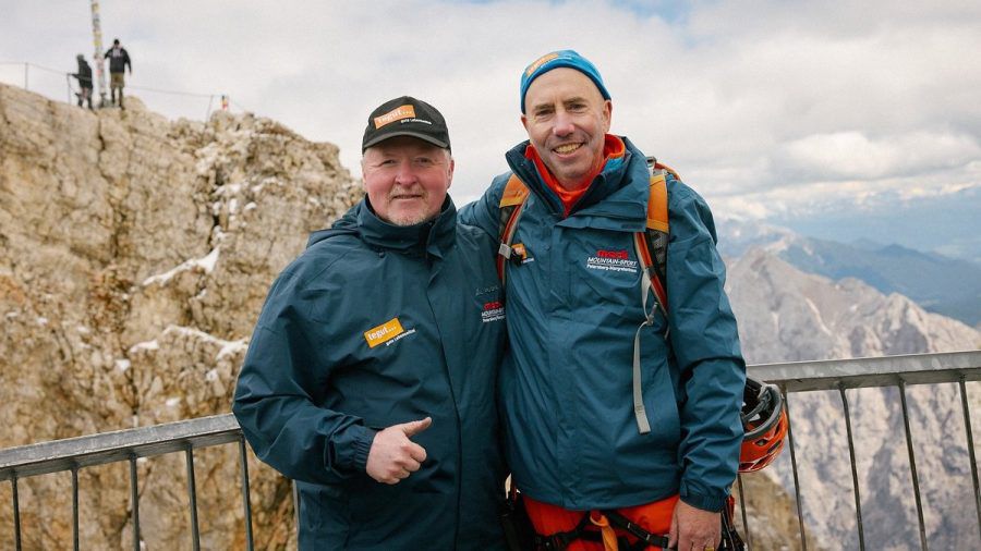 Joey Kelly (l.) mit tegut-Geschäftsführer Thomas Gutberlet auf der Zugspitze (eee/spot)