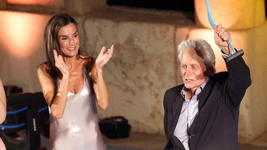 Großer Moment: Königin Letizia applaudiert bei der Abschlussgala des Atlántida Film Fests für Michael Douglas. (ae/spot)