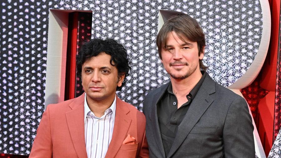 M. Night Shyamalan (l.) mit dem Star seines neuen Films, Josh Hartnett. (stk/spot)