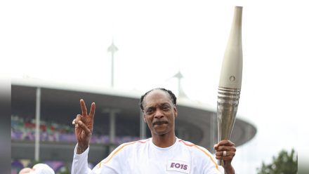 Snoop Dogg trägt die olympische Fackel in Paris. (eyn/spot)