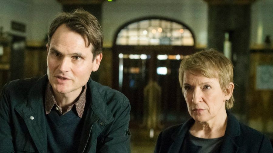 "Tatort: Warum": Kommissar Felix Voss (Fabian Hinrichs) und Kommissarin Paula Ringelhahn (Dagmar Manzel) befragen die Empfangschefin im Hotel. (eyn/spot)