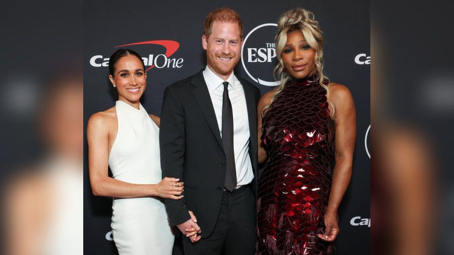 Herzogin Meghan, Prinz Harry und Serena Williams auf dem roten Teppich bei den ESPY Awards. (the/spot)