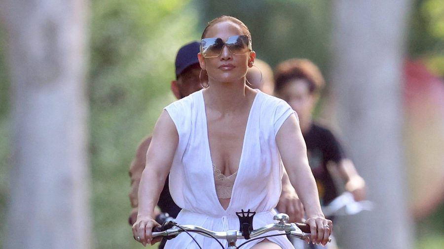 Jennifer Lopez wähle für die Fahrradfahrt ein Kleid mit tiefem Ausschnitt. (paf/spot)