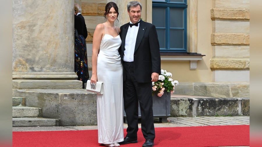 Gloria-Sophie Burkandt und Markus Söder in Bayreuth. (jom/spot)