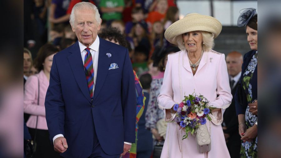 König Charles bei seinem Besuch des walisischen Parlaments zusammen mit Ehefrau, Königin Camilla. (the/spot)