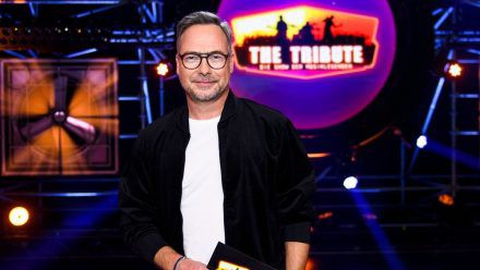 Matthias Opdenhövel moderiert "The Tribute - Die Show der Musiklegenden". (eee/spot)