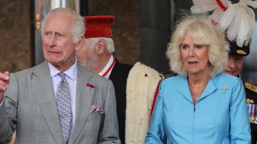 Schreck für König Charles und seine Ehefrau Camilla: Bei einem Termin auf der Insel Jersey wurden sie plötzlich von ihren Sicherheitsleuten weggeführt. (ae/spot)