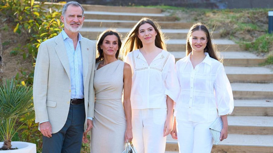 König Felipe, Königin Letizia of Spain, Prinzessin Sofia und Kronprinzessin Leonor posieren auf den Stufen des Hotels Melia Lloret de Mar für die Fotografen. (ae/spot)