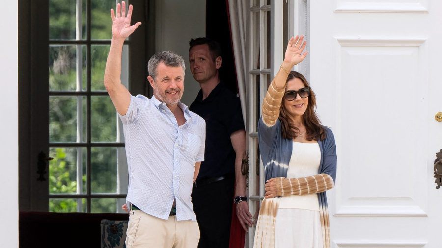 König Frederik X. von Dänemark und Königin Mary von Dänemark im Schlosshof ihrer Sommerresidenz. (ili/spot)