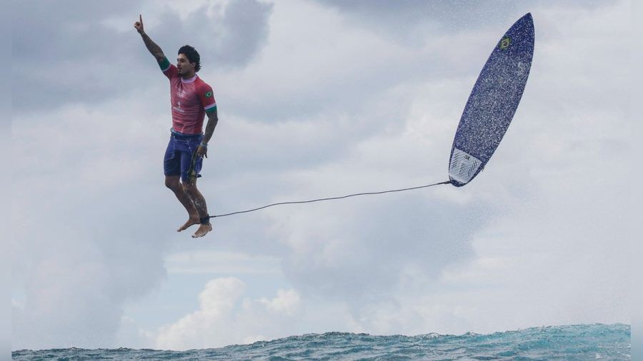 Nur eine von vielen viralen Szenen aus Olympia: Surfer Gabriel Medina nach seinem beeindruckenden Wellenritt. (eee/spot)