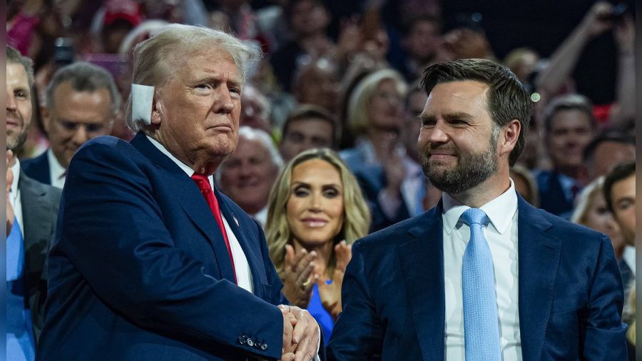 J. D. Vance (r.) mit Donald Trump auf dem Parteitag der Republikaner, bei dem er zum Vizepräsidentschaftskandidaten gekürt wurde. (smi/spot)