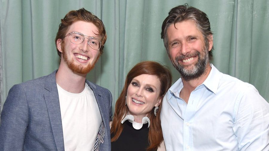 Caleb Freundlich (l.) mit seinen beiden stolzen Eltern, Julianne Moore und Bart Freundlich. (ili/spot)