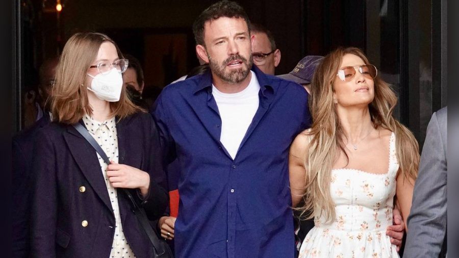 Hier war die Welt noch in Ordnung: Ben Affleck 2022 mit Tochter Violet (l.) und Jennifer Lopez. (smi/spot)