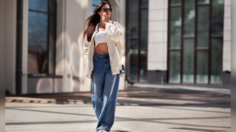 Crop-Tops matchen perfekt zur lässigen Baggy Jeans, gerade an heißen Sommertagen über 30 Grad. (eee/spot)