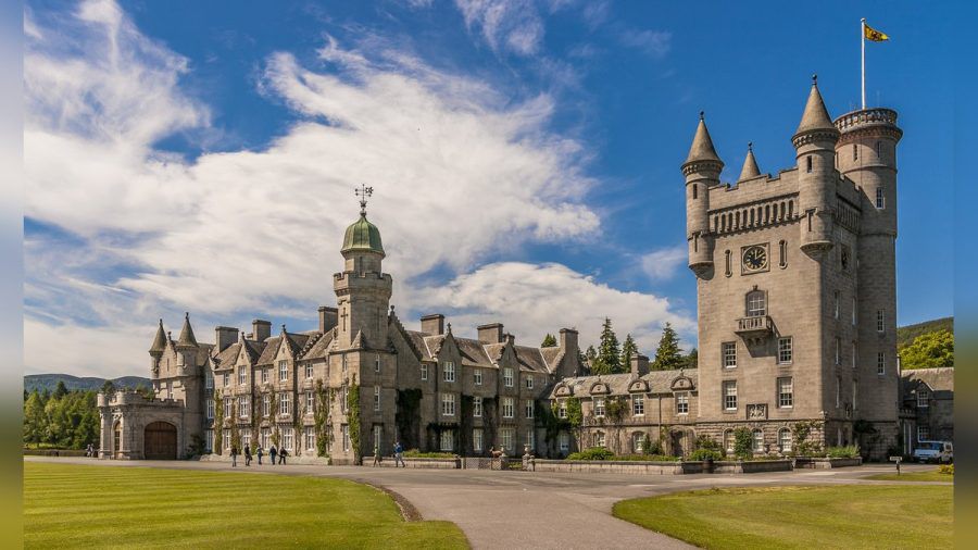 Schloss Balmoral ist seit dem Kauf durch Prinz Albert für Königin Victoria im Jahr 1852 im Besitz der Königsfamilie. (ae/spot)