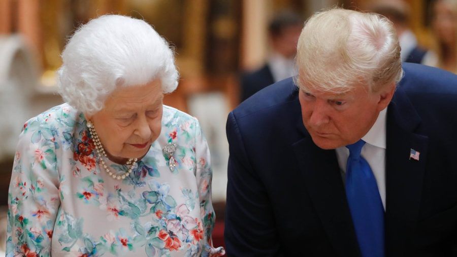 Donald Trump während eines Staatsbesuchs in Großbritannien mit Queen Elizabeth II. (wue/spot)