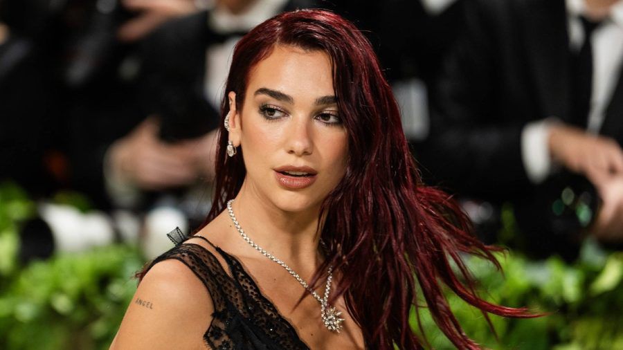 Sängerin Dua Lipa mit soften Grungy Eyes bei der Met Gala 2024. (the/spot)