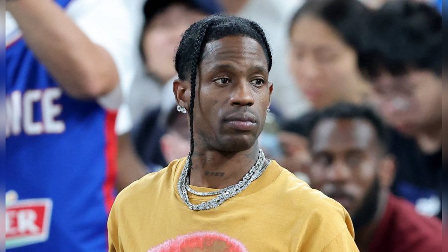 Travis Scott beim Basketballspiel USA gegen Serbien. (jom/spot)