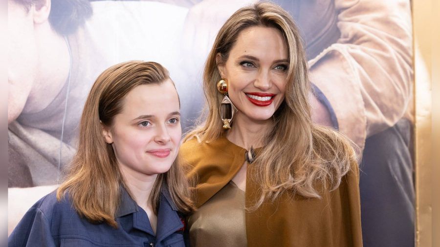 Teilen ihre Liebe zu Musicals: Vivienne Jolie-Pitt mit ihrer Mutter Angelina Jolie (r.). (tj/spot)