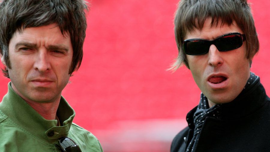 Noel Gallagher (l.) und Liam Gallagher von Oasis im Jahr 2008, kurz vor ihrer Auflösung. (lau/spot)