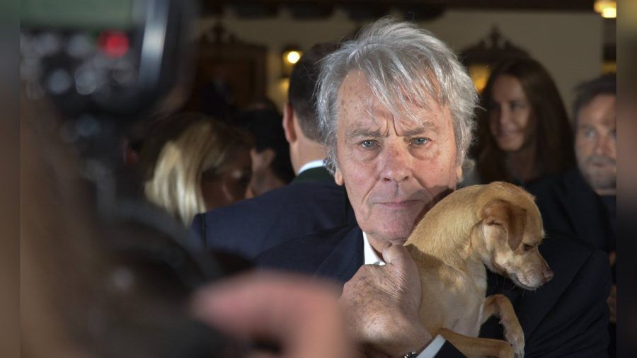 Filmstar Alain Delon war ein großer Hundefan - hier 2014 bei der Eröffnung des Weihnachtsmarktes auf Gut Aiderbichl in Henndorf bei Salzburg. (ili/spot)