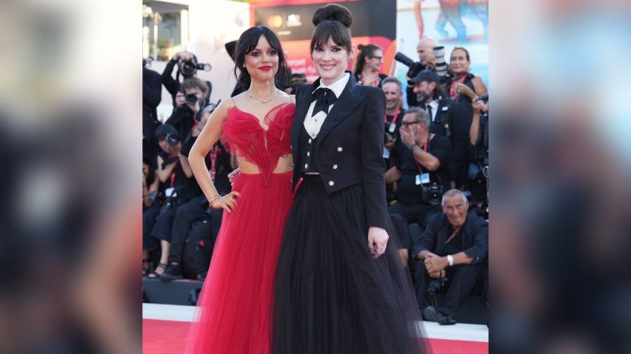 Winona Ryder und Jenna Ortega auf dem roten Teppich in Venedig. (lau/spot)