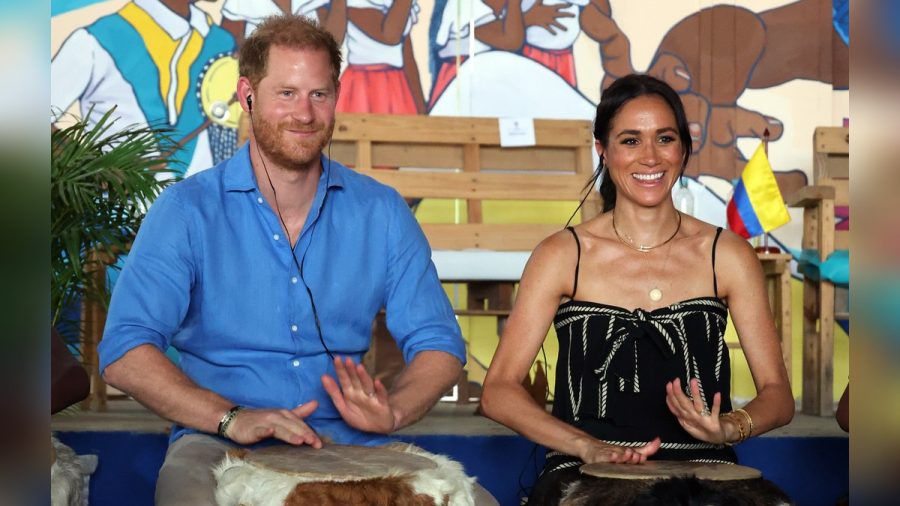 Prinz Harry und Herzogin Meghan trommeln in Cartagena mit den Schülern. (eyn/spot)