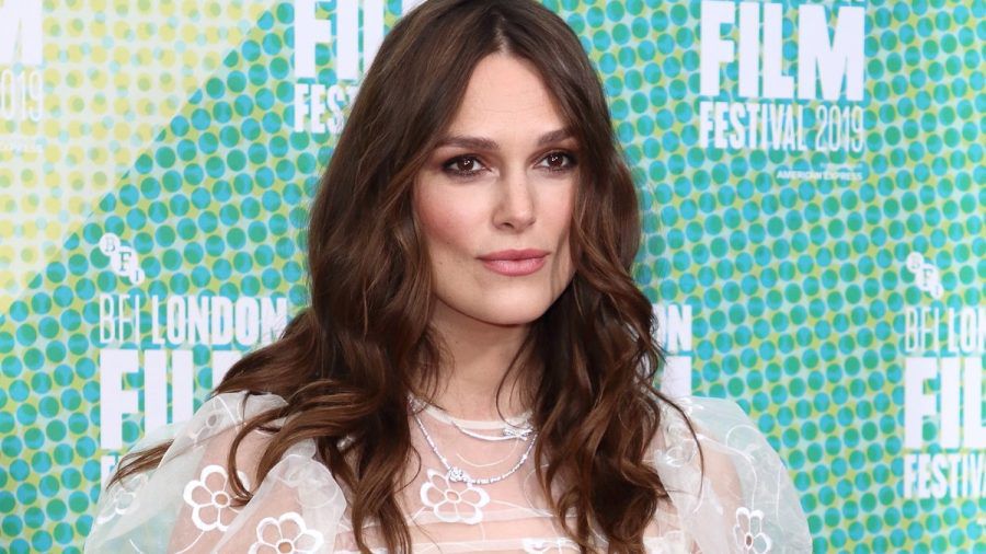 Keira Knightley öffnet die Krankenakte ihrer Tochter. (rho/spot)