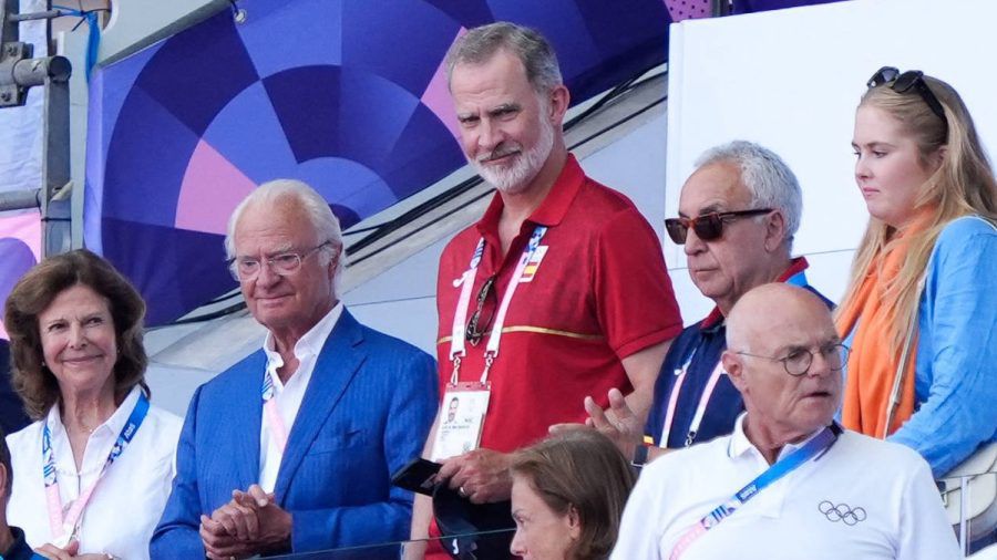 Das schwedische Königspaar, der spanische König sowie Großherzog Henri von Luxemburg und die niederländische Kronprinzessin Amalia fieberten zusammen auf der Tribüne des Stade de France mit. (ae/spot)