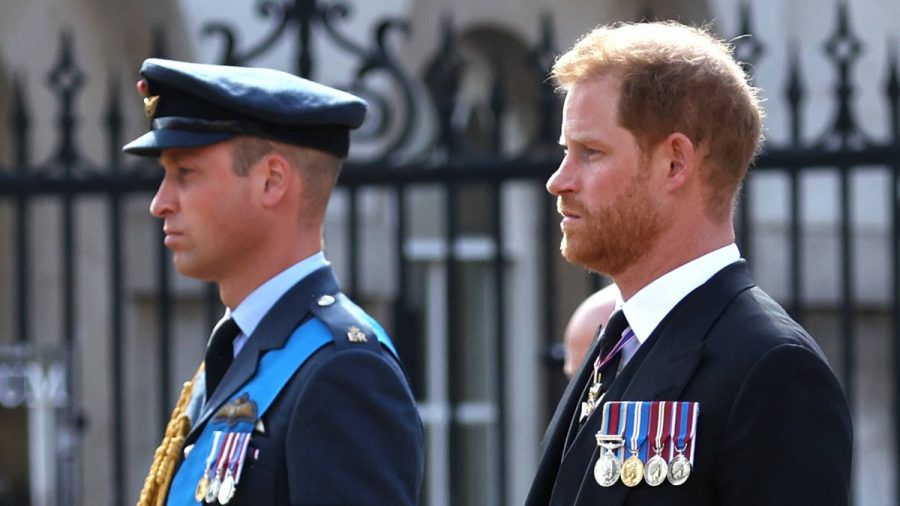 Prinz William (l.) und Prinz Harry während der Beerdigung von Queen Elizabeth II., ihrer Großmutter. Seither sollen sie nicht mehr miteinander gesprochen haben. (wue/spot)