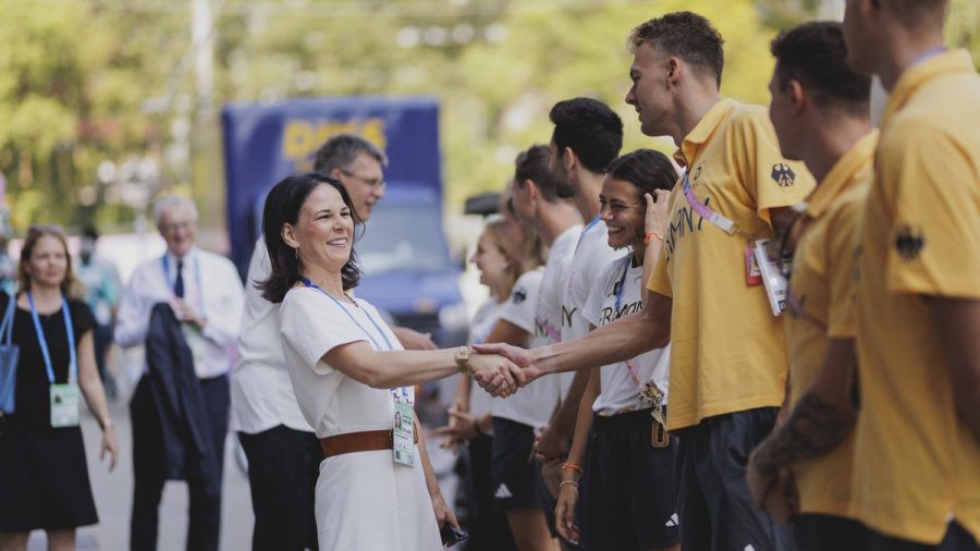 Annalena Baerbock hat sich in Paris mit deutschen Athletinnen und Athleten getroffen. (ncz/spot)