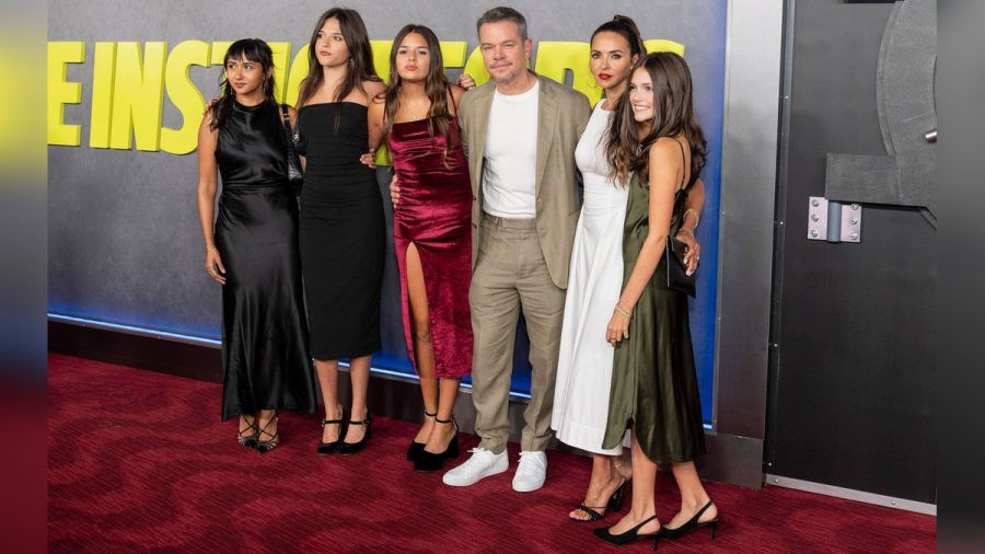 Alexia, Isabella, Gia, Matt Damon, Luciana und Stella  (v.l.) auf dem roten Teppich der "The Instigators"-Premiere Ende Juli in New York City. (ili/spot)