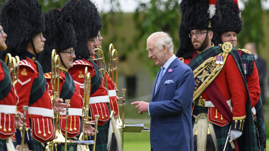 König Charles III., hier während eines Aufenthalts in Schottland im Juli, soll sich auf dem Weg der Besserung befinden. (wue/spot)