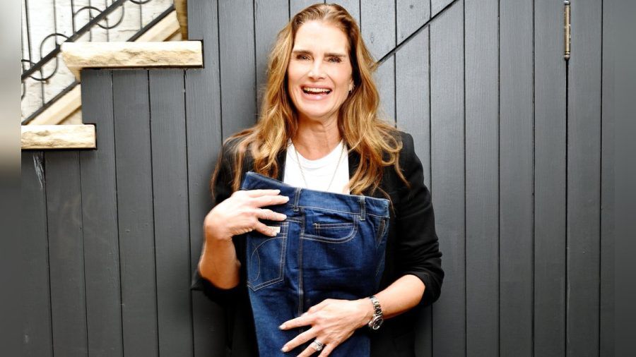 Brooke Shields posiert mit ihrer legendären Calvin-Klein-Jeans, hier im Oktober 2021. (ncz/spot)