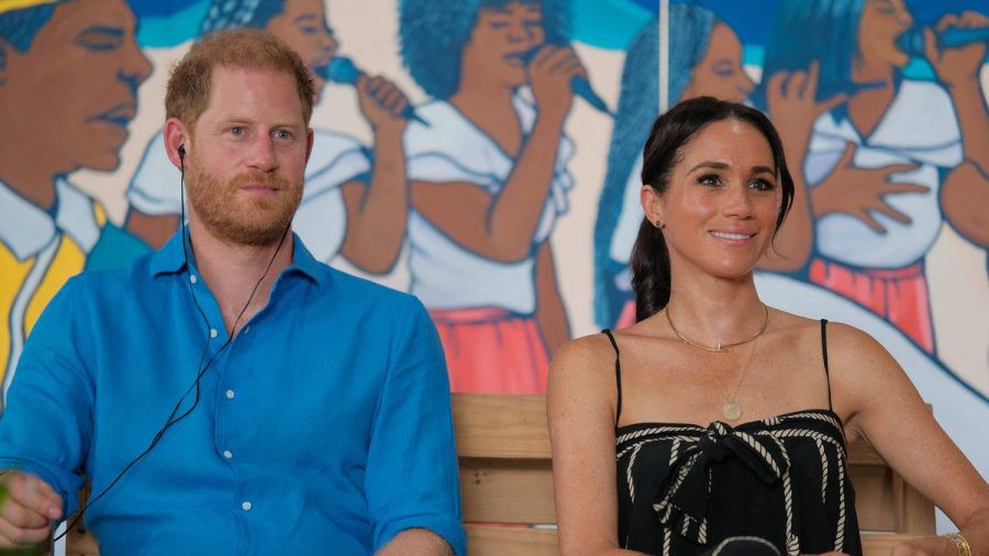 Für Auftritte wie diesen war viel Sicherheitsschutz nötig: Prinz Harry und Herzogin Meghan besuchten eine Trommelschule in Cartagena. (ncz/spot)